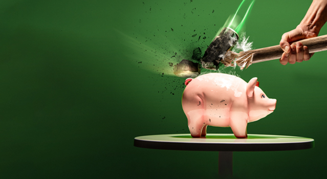 Eine Hand mit einem Hammer versucht ein Sparschwein zu zerschlagen, allerdings wiedersteht das Sparschwein und stattdessen geht der Hammer kaputt – Symbilbild für WWK IntelliProtect