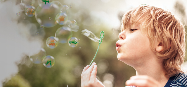 Kleiner Junge macht Seifenblasen