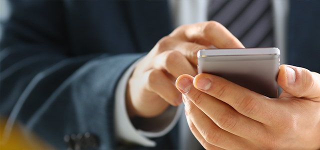 Hände halten ein Smartphone
