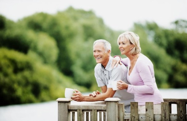 14748314_happy_senior_man_with_mature_woman_holding_cup_of_tea_klein